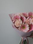 Букет с розовыми герберами и диантусами