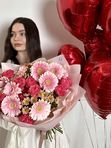 Букет с герберами и кустовыми розами