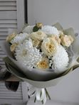 Букет хризантем Бигуди и кустовой розы
