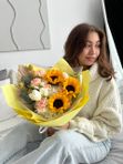 Букет сборный с подсолнухами и копьем