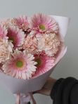 Букет с розовыми герберами и диантусами