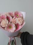 Букет с розовыми герберами и диантусами