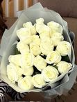 Букет из белых роз с шарами