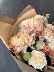 Сборный букет с хризантемой и диантусами