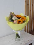 Букет сборный с подсолнухами и копьем
