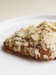 Круассан с миндалем