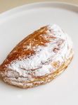 Слойка с яблоком и вишней