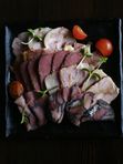 Тарелка домашних мясных деликатесов