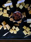 Тарелка выдержанных сыров с грушевым соусом