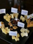 Тарелка выдержанных сыров с грушевым соусом