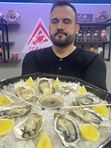 Сет из устриц на льду.