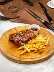 Свиные ребра BBQ с картофелем фри