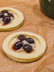 Корзинка слоеная с марципановой начинкой и ягодами