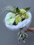 17 Букет с матрикарией, кустовой хризантемой и диантусом