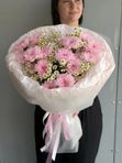 15 Букет из трёх розовых кустовых хризантем и матрикарии