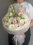 16 Букет из трёх белых кустовых хризантем и двух эустом