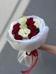 Букет из красных роз и белой эустомы