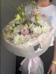 16 Букет из трёх белых кустовых хризантем и двух эустом