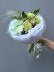 17 Букет с матрикарией, кустовой хризантемой и диантусом