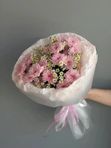 15 Букет из трёх розовых кустовых хризантем и матрикарии
