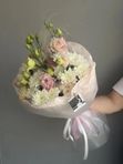 16 Букет из трёх белых кустовых хризантем и двух эустом