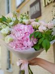 Букет с розовой гортензией