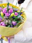 Весенний букет из тюльпанов и нарциссов