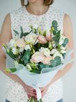 Букет белый с веточками и ранункулюсом