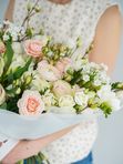 Букет белый с веточками и ранункулюсом большой
