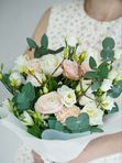 Букет белый с веточками и ранункулюсом
