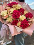 Букет из французских, кустовых и одноголовых роз