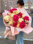 Букет из французских, кустовых и одноголовых роз