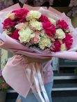 Букет из французских, кустовых и одноголовых роз