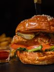 Чикен чизбургер с картофелем фри / Chicken cheeseburger with fries
