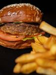 Биф чизбургер с картофелем фри / Beef cheeseburger with fries