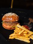 Биф чизбургер с картофелем фри / Beef cheeseburger with fries
