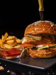 Чикен чизбургер с картофелем фри / Chicken cheeseburger with fries