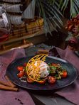 Салат буррата с помидорами и базиликом / Burrata Salad with Tomatoes and Basil