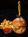 Чикен чизбургер с картофелем фри / Chicken cheeseburger with fries