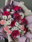 Гигант с малиновыми розами