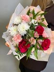 Букет с малиновыми розами и хризантемой