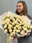 Пионовидные кустовые розы 19 шт с оформлением