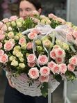 Огромная корзина кустовых роз