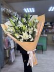 Букет с лилией и эустомой