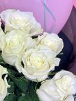 Букет белых роз и гелиевые шары