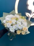 Букет хризантем с кустовыми розами