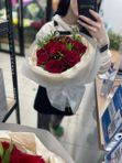 Красные розы с зеленью