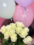 Букет белых роз и гелиевые шары