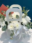Белые хризантемы с эвкалиптом