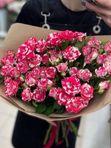 Букет ярких кустовых роз
